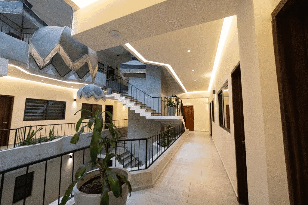 Interior del hotel con escaleras, pasillos y lámparas de diseño